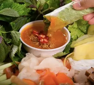 Hình ảnh combo 2 người ăn nem nha trang 