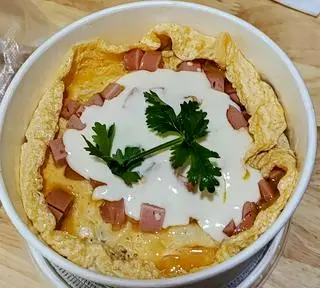 Hình ảnh Cơm Xúc Xích Phủ Trứng Xốt Phomai