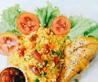 Hình ảnh cơm chiên dương Châu + đùi gà chiên sốt mắm tỏi đặc biệt tặng ly trà đá 
