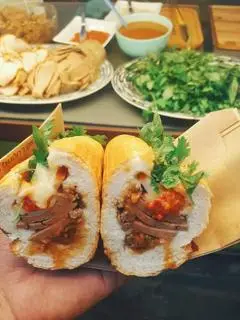 Hình ảnh Bánh mì thịt xíu - chả bò