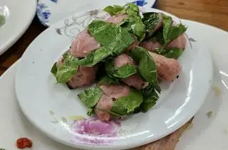 Hình ảnh nem chua lá chùm ruột 2 cái 
