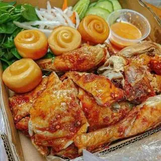 Hình ảnh 1 con gà nướng sốt sa kê + 4 bánh bao 