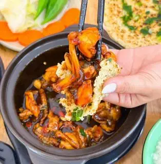 Hình ảnh Cơm cháy đáy nồi ăn kèm ếch Singapore - phần 2 con
