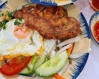 Hình ảnh Cơm tấm sườn - trứng ốp la 