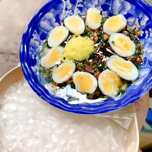 Hình ảnh Bánh tráng chấm mỡ hành bơ + sốt trứng cút