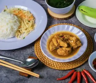 Hình ảnh Cơm gà ta kho sả ớt