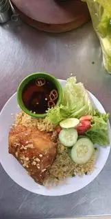 Hình ảnh cơm gà má đùi sốt cay