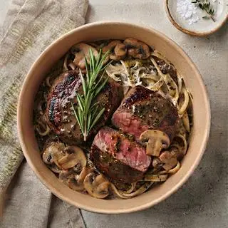 Hình ảnh Mì steak bò sốt nấm tiêu đen