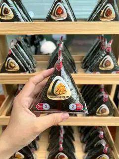 Hình ảnh Cơm Nắm Gà Sốt Phô Mai Cay - 150g