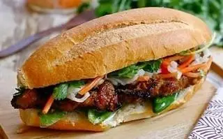 Hình ảnh bánh mì thịt nướng trứng ốp la