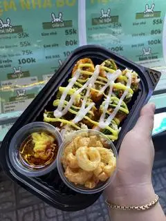 Hình ảnh bánh tráng cuốn chấm sốt béo mix da heo giòn 