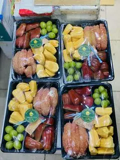 Hình ảnh Khay hoa quả mix nho xanh - bưởi-mít - roi