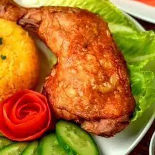 Hình ảnh Cơm gà xối mỡ đùi nhỏ