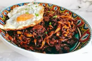 Hình ảnh mì tương đen trứng ốp 