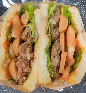 Hình ảnh Sandwich xúc xích - bò sốt bắp