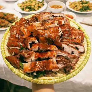 Hình ảnh Vịt Quay Da Giòn  Tỳ Bà 1/2 con