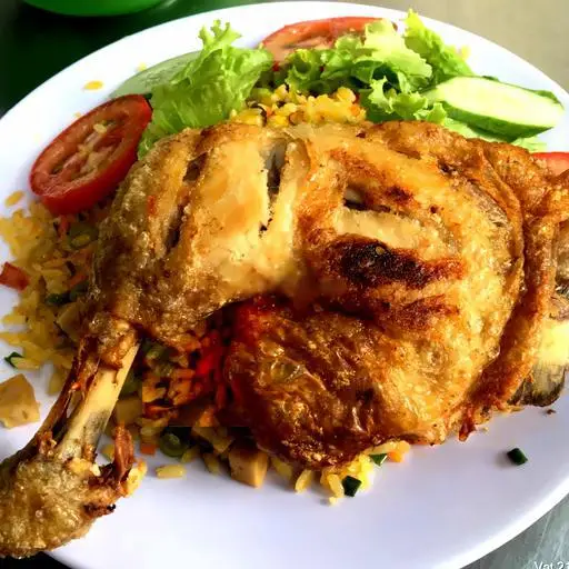 Hình ảnh Cơm chiên dương châu + đùi gà góc tư