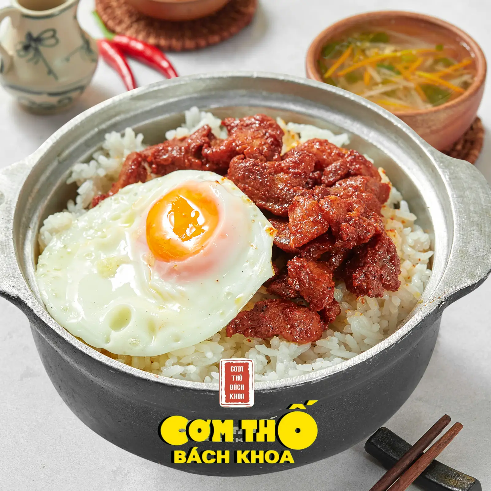 Hình ảnh Cơm trắng thịt heo trứng ốp
