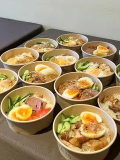 Hình ảnh Xôi 2 Topping Có Thịt Kho Nạc hoặc Gà Nấm