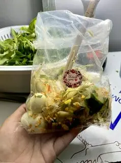 Hình ảnh Bánh tráng trộn mỡ hành 4 trứng cút