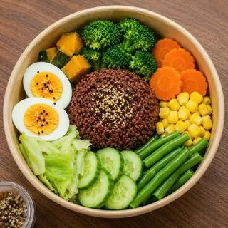 Hình ảnh Cơm lức healthy (trứng + rau củ luộc)