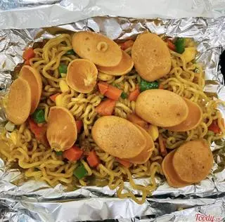 Hình ảnh Mì trộn Indomie xúc xích bò viên