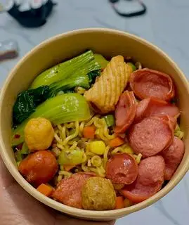 Hình ảnh Combo mì trộn cay cá viên xúc xích