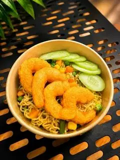 Hình ảnh Mì Indomie Trộn Tôm Chiên Hình Suriimi 