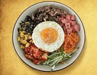 Hình ảnh Cơm trộn bò tươi xúc xích