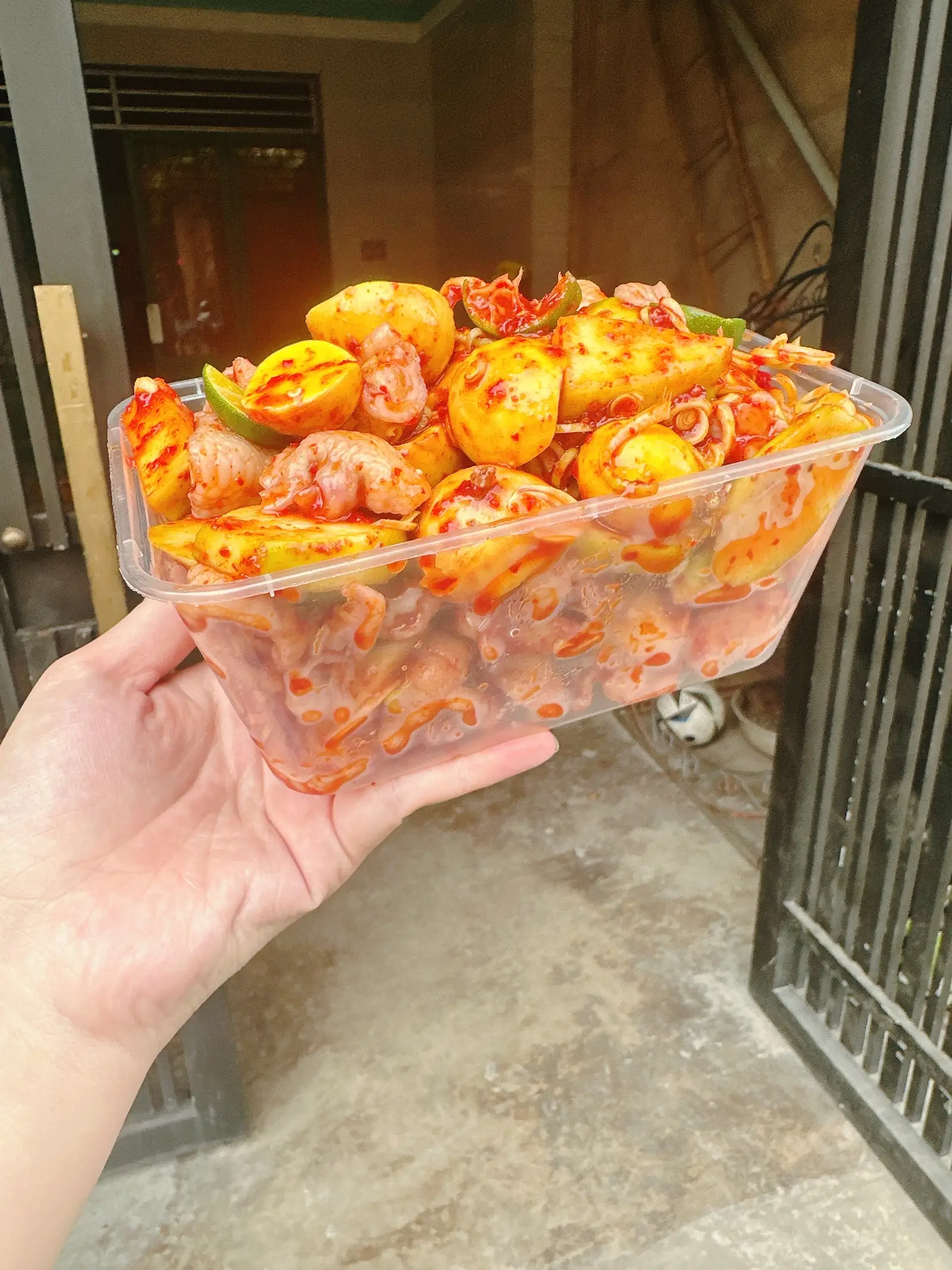 Hình ảnh chân gà trứng non sốt thái hộp lớn 