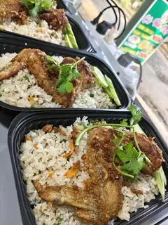 Hình ảnh Cơm chiên cánh gà mắm tỏi
