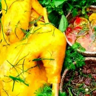 Hình ảnh Gà ủ muối hoa tiêu nửa con - không chặt