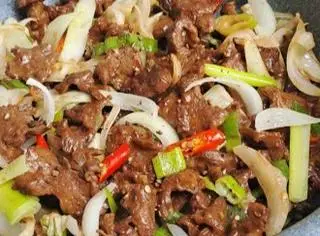 Hình ảnh Cơm bò xào củ hành