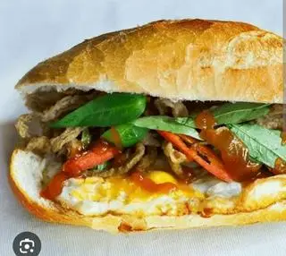 Hình ảnh Bánh mì chả cá trứng ốp la