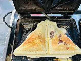 Hình ảnh Hotdog phô mai chảy xúc xích 
