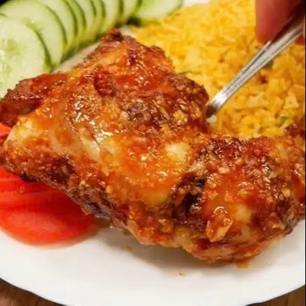 Hình ảnh Cơm gà chiên nước mắm đùi góc tư