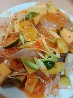 Hình ảnh 1 hộp sứa sợi to sốt thái 