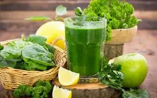 Hình ảnh cải kale cần tây gừng chanh thơm táo