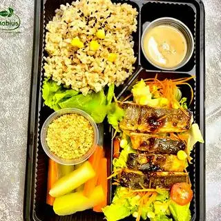 Hình ảnh Cơm lứt tám ức gà teriyaki kèm salad