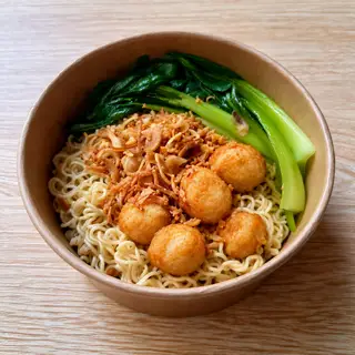 Hình ảnh Mì trộn viên chiên - xúc xích