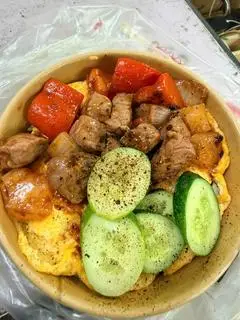 Hình ảnh Cơm bò lúc lắc phủ trứng