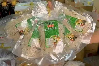 Hình ảnh Bánh tráng trộn tỏi rong biển