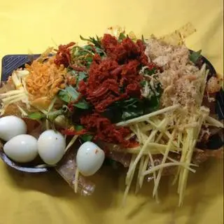 Hình ảnh Bánh tráng trộn truyền thống full topping