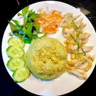 Hình ảnh Cơm gà xé” tặng kèm canh lá giang”