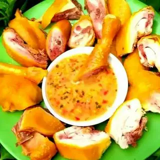 Hình ảnh GÀ Ủ MUỐI NGUYÊN CON CHẶT SẴN(ĂN LẠNH.TẶNG KÈM RAU DƯA+NƯỚC CHẤM THẦN THÁNH)