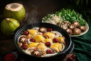 Hình ảnh Lẩu gà nước dừa vừa ( dùng 2-3 người)
