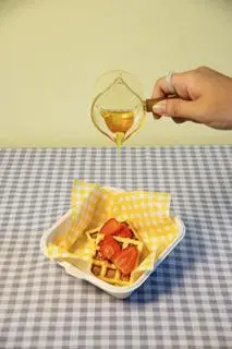 Hình ảnh Bánh waffle dâu mật ong