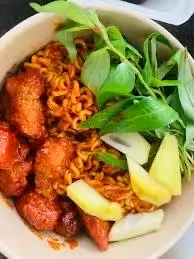 Hình ảnh Mì trộn gà viên chiên giòn 