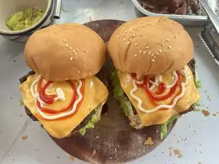 Hình ảnh Hambuger Bò Trứng Phômai