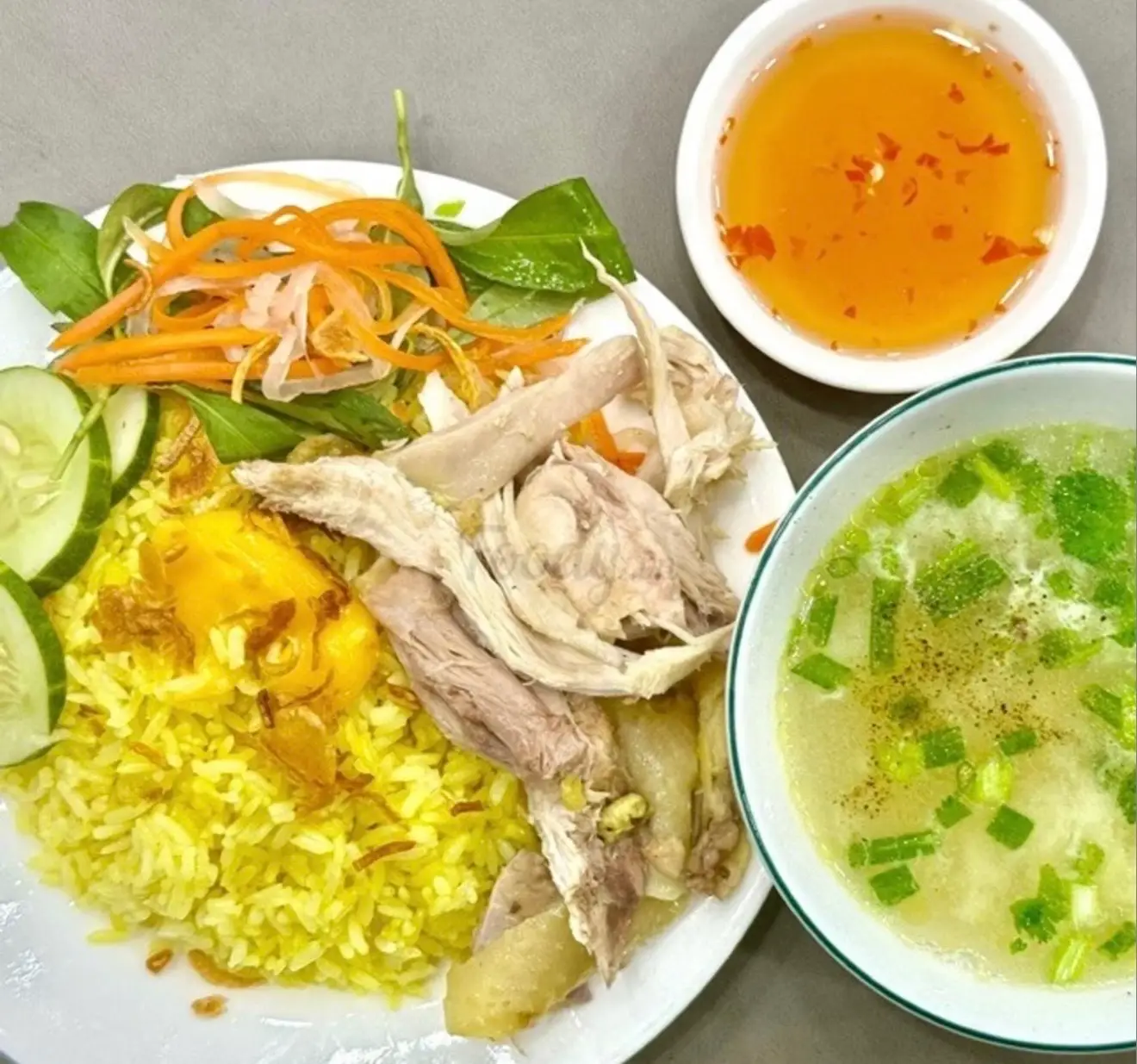 Hình ảnh Cơm Gà Xé Sốt Bơ
